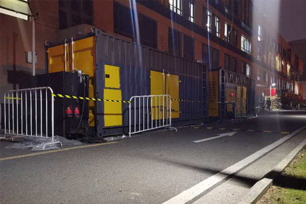 阜宁柴油发电机组的输出电压是如何调节的？