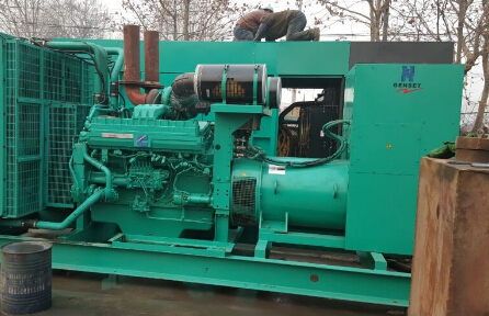 阜宁发电机组如何判断水冷式机油散热器内部是否需要清洗？